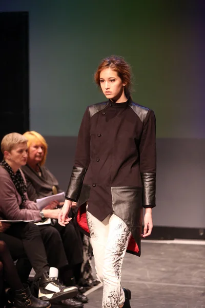 Mode-Model trägt Kleider von Vuksan und Jendrijev auf der Modenschau — Stockfoto