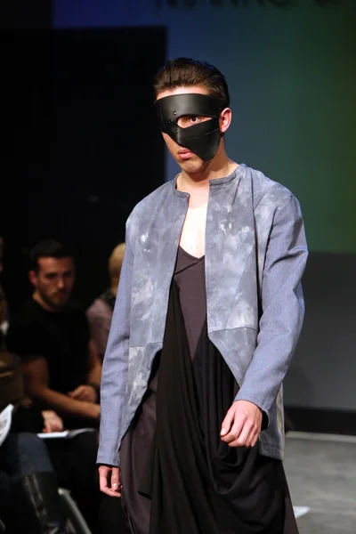 Fashion model wearing clothes designed by Marko Sabo on the Fashion Wardrobe show — Stock Photo, Image