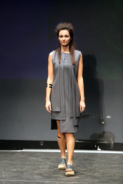 Fashion model wearing clothes designed by Vanja Veselic on the Fashion Wardrobe show — Stock Photo, Image