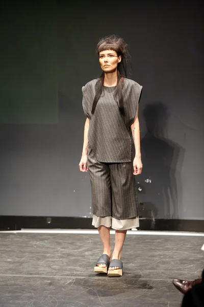 Modelo de moda con ropa diseñada por Vanja Veselic en el desfile Fashion Wardrobe — Foto de Stock