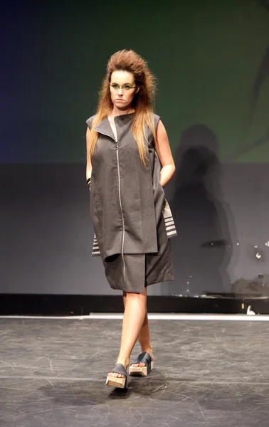 Модная модель в одежде от Vanja Veselic на показе моды — стоковое фото