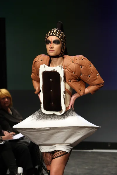Модная модель в одежде от Andelko Kaser на модном показе — стоковое фото