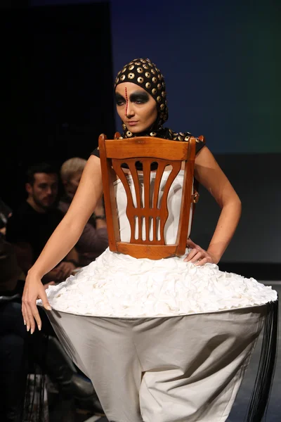 Modelo de moda con ropa diseñada por Andelko Kaser en el desfile Fashion Wardrobe — Foto de Stock