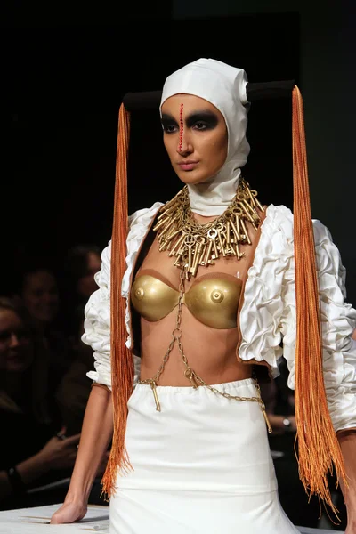 Modelo de moda con ropa diseñada por Andelko Kaser en el desfile Fashion Wardrobe —  Fotos de Stock