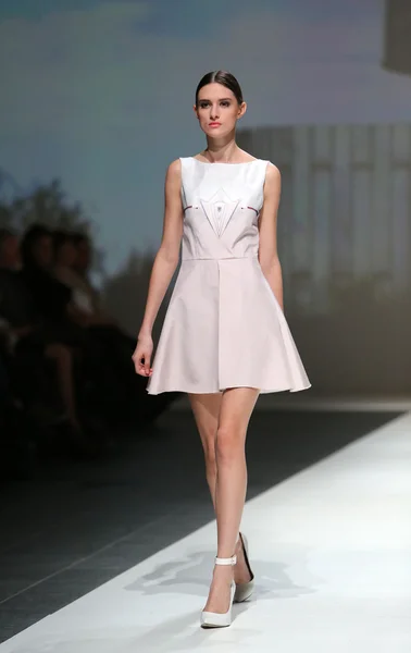 Fashion model wearing clothes designed by Georgia Hardinge on the Zagreb Fashion Week show — Stock Photo, Image