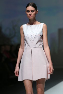 Gürcistan hardinge zagreb moda haftası göstermek üstünde tarafından tasarlanan kıyafetleri moda model