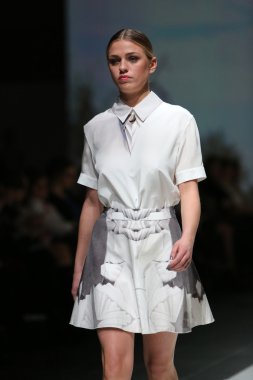 Gürcistan hardinge zagreb moda haftası göstermek üstünde tarafından tasarlanan kıyafetleri moda model