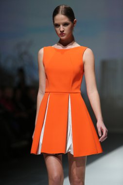 Gürcistan hardinge zagreb moda haftası göstermek üstünde tarafından tasarlanan kıyafetleri moda model