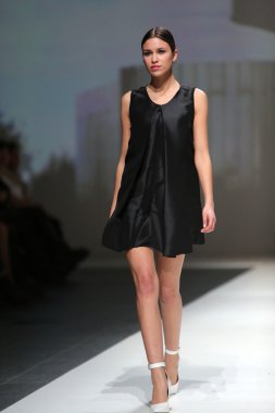 Gürcistan hardinge zagreb moda haftası göstermek üstünde tarafından tasarlanan kıyafetleri moda model