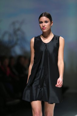 Gürcistan hardinge zagreb moda haftası göstermek üstünde tarafından tasarlanan kıyafetleri moda model