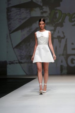 Gürcistan hardinge zagreb moda haftası göstermek üstünde tarafından tasarlanan kıyafetleri moda model
