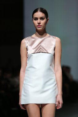 Gürcistan hardinge zagreb moda haftası göstermek üstünde tarafından tasarlanan kıyafetleri moda model