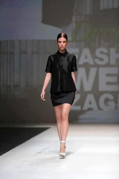 Fashion model wearing clothes designed by Georgia Hardinge on the Zagreb Fashion Week show — Stock Photo, Image