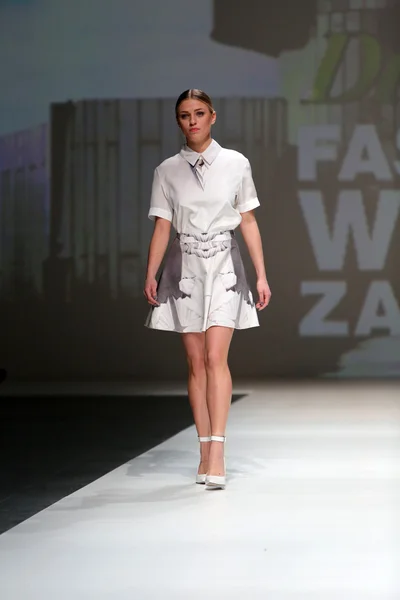Modèle de mode portant des vêtements conçus par Georgia Hardinge sur le défilé de la Fashion Week de Zagreb — Photo
