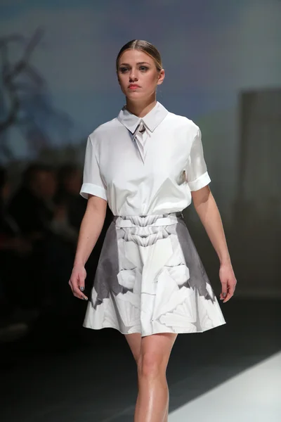 Modèle de mode portant des vêtements conçus par Georgia Hardinge sur le défilé de la Fashion Week de Zagreb — Photo