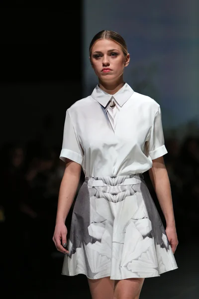 Fashion model wearing clothes designed by Georgia Hardinge on the Zagreb Fashion Week show — Stock Photo, Image