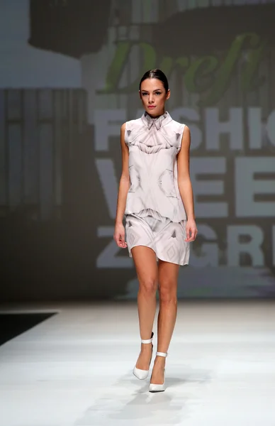 时装模特穿着由格鲁吉亚哈丁在萨格勒布时装周秀上设计的衣服 — 图库照片