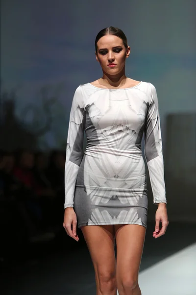 Modelo de moda vestindo roupas projetadas pela Georgia Hardinge no desfile da semana de moda de Zagreb — Fotografia de Stock