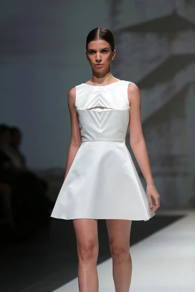 Fashion model dragen van kleding ontworpen door Georgië hardinge op de zagreb fashion week show — Stockfoto