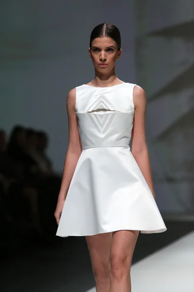 Mode-Model trägt Kleidung von georgia hardinge auf der Zagreber Modewoche — Stockfoto