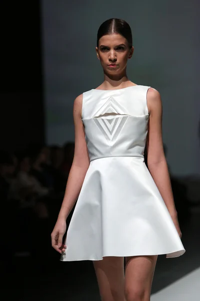 Gürcistan hardinge zagreb moda haftası göstermek üstünde tarafından tasarlanan kıyafetleri moda model — Stok fotoğraf