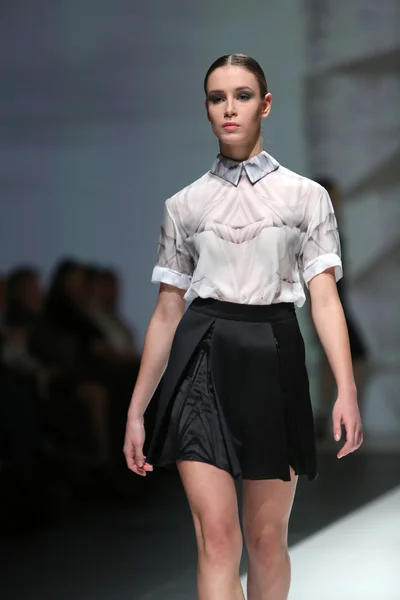 Modèle de mode portant des vêtements conçus par Georgia Hardinge sur le défilé de la Fashion Week de Zagreb — Photo