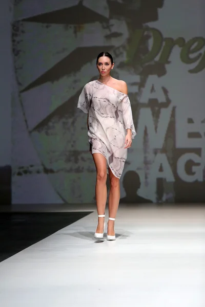 Modèle de mode portant des vêtements conçus par Georgia Hardinge sur le défilé de la Fashion Week de Zagreb — Photo