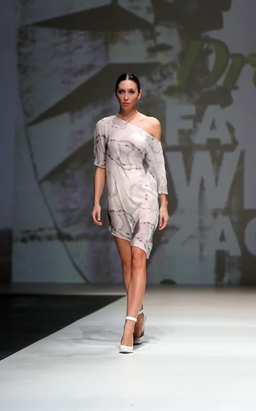 Fashion model wearing clothes designed by Georgia Hardinge on the Zagreb Fashion Week show — Stock Photo, Image