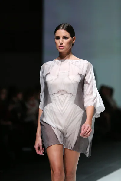 Modèle de mode portant des vêtements conçus par Georgia Hardinge sur le défilé de la Fashion Week de Zagreb — Photo