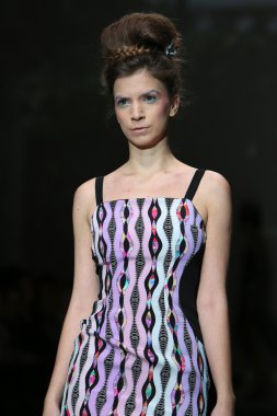 zagreb moda haftası göstermek üstünde kılık serseri tarafından tasarlanan kıyafetleri moda model