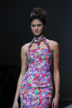 zagreb moda haftası göstermek üstünde kılık serseri tarafından tasarlanan kıyafetleri moda model