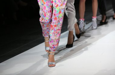 zagreb moda haftası göstermek üstünde kılık serseri tarafından tasarlanan kıyafetleri moda model