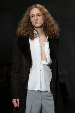 designed by simone manojlovic zagreb moda haftası göstermek üstünde giyim eşyası manken