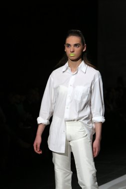 designed by simone manojlovic zagreb moda haftası göstermek üstünde giyim eşyası manken