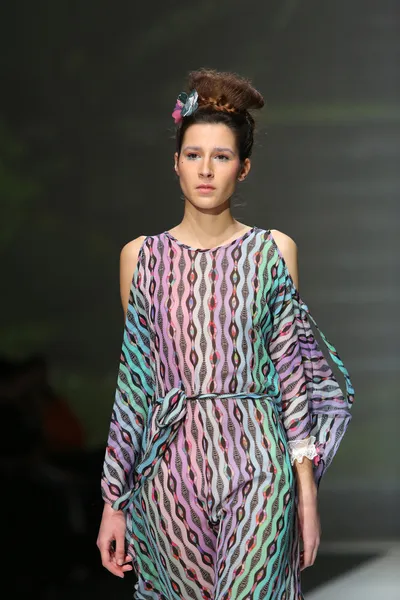 ザグレブ週ファッションショーで変装の浮浪者が設計した服を着てファッション モデル — ストック写真
