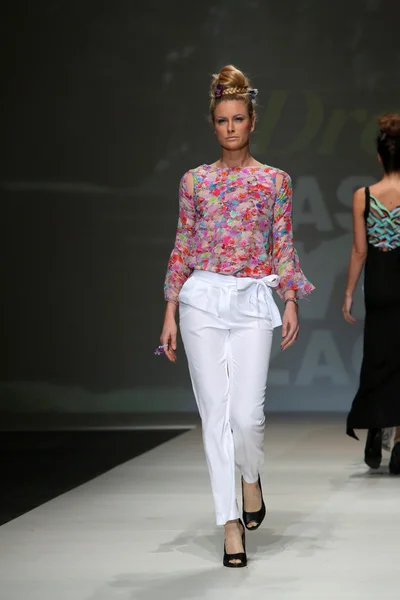 Fashion model dragen van kleding ontworpen door vagebond in vermomming op de zagreb fashion week show — Stockfoto