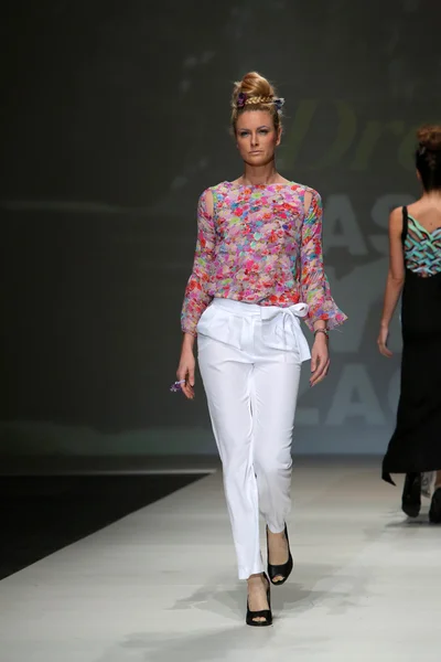 Fashion model wearing clothes designed by Tramp in Disguise on the Zagreb Fashion Week show — Stock Photo, Image