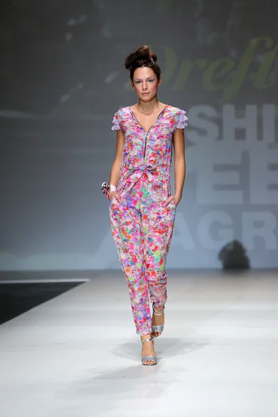 Fashion model wearing clothes designed by Tramp in Disguise on the Zagreb Fashion Week show — Stock Photo, Image