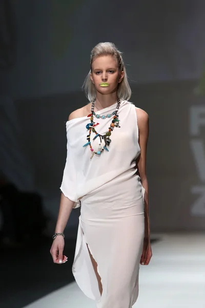 Fashion model wearing clothes designed by Simone Manojlovic on the Zagreb Fashion Week show — Stock Photo, Image