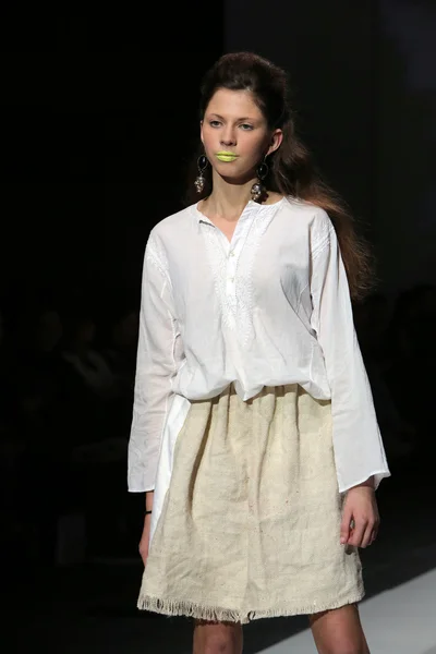 Modelka noszenie ubrania zaprojektowane przez simone manojlovic na Zagrzeb Pokaż tydzień mody — Zdjęcie stockowe