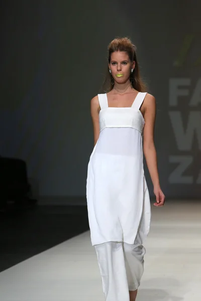 ザグレブのファッション週間ショーのシモーネ ・ manojlovic によって設計された服を着てファッション モデル — ストック写真