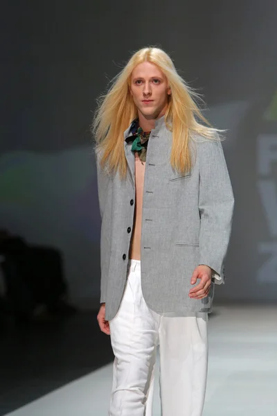 Fashion model wearing clothes designed by Simone Manojlovic on the Zagreb Fashion Week show — Stock Photo, Image