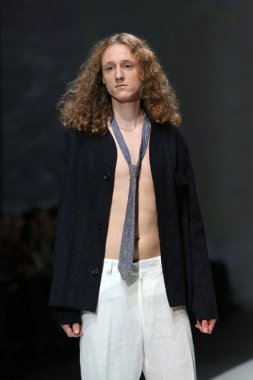 designed by simone manojlovic zagreb moda haftası göstermek üstünde giyim eşyası manken