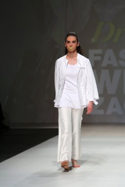 designed by simone manojlovic zagreb moda haftası göstermek üstünde giyim eşyası manken