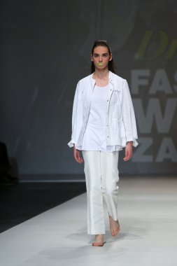 designed by simone manojlovic zagreb moda haftası göstermek üstünde giyim eşyası manken