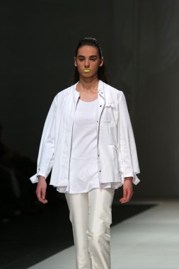 designed by simone manojlovic zagreb moda haftası göstermek üstünde giyim eşyası manken