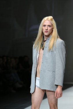 designed by simone manojlovic zagreb moda haftası göstermek üstünde giyim eşyası manken