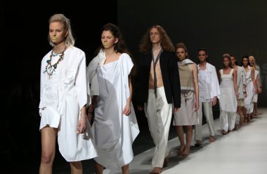 designed by simone manojlovic zagreb moda haftası göstermek üstünde giyim eşyası manken