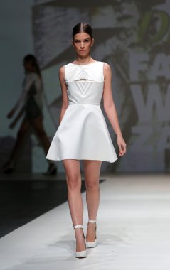 Gürcistan hardinge zagreb moda haftası göstermek üstünde tarafından tasarlanan kıyafetleri moda model