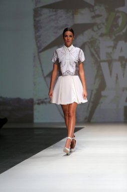 Gürcistan hardinge zagreb moda haftası göstermek üstünde tarafından tasarlanan kıyafetleri moda model